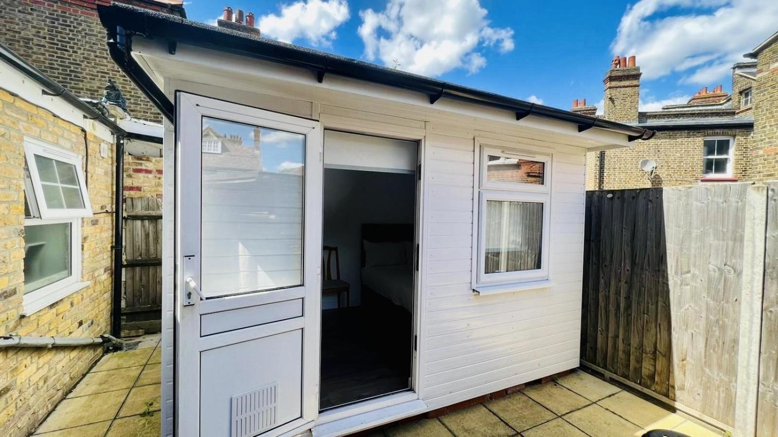 Wood Green Budget Rooms - Next To Mall & Metro Station - 10 Min To City Center Londres Exterior foto
